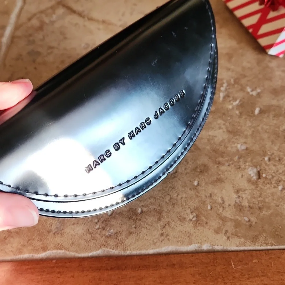 Marc by Marc Jacobs black hard shell eyeglass/sunglasses holder - Picture 10 of 11